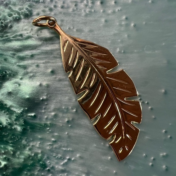 New in box India Hicks gold tone leaf pendant designer bohemian - Picture 1 of 7